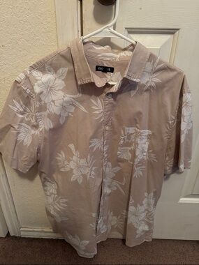 Men's Short-Sleeve Floral Button-Up Shirt in Light Taupe Size L
